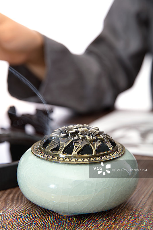 书法家正在书写毛笔字图片素材