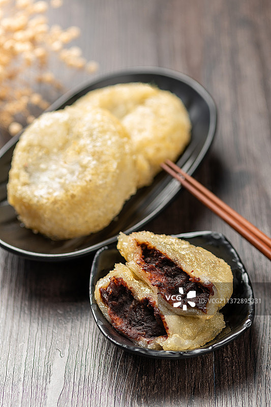 天津三绝小吃炸糕特写木桌面背景图片素材