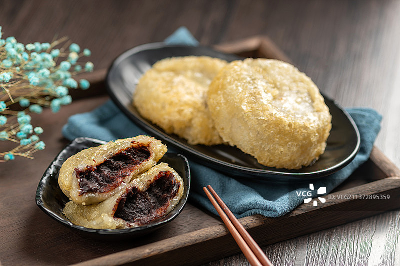 天津三绝小吃炸糕特写木桌面背景图片素材