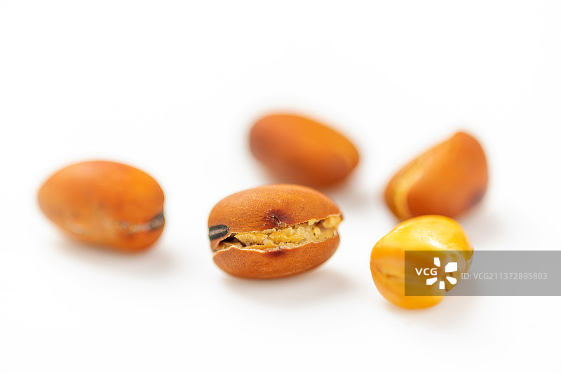 崩豆炒蚕豆特写白色背景图片素材