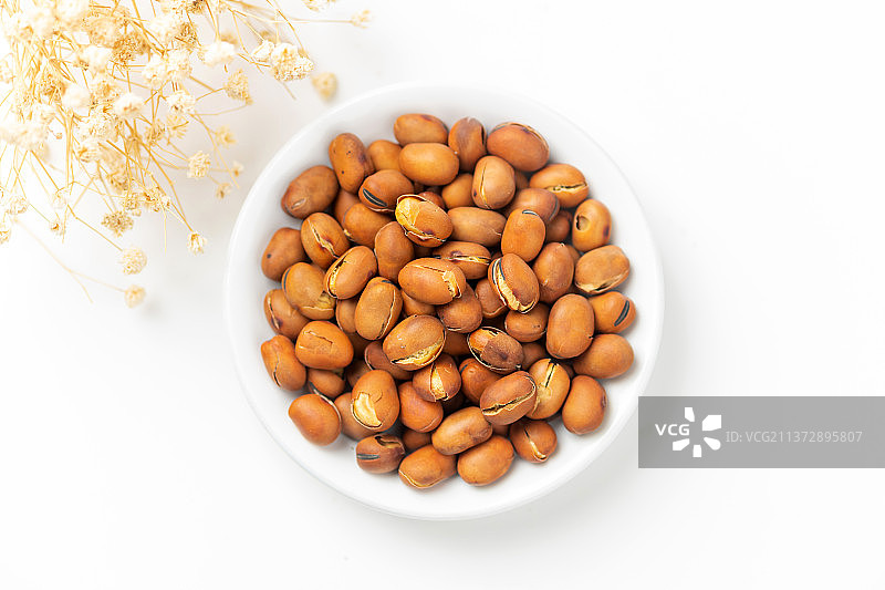 崩豆炒蚕豆特写白色背景图片素材