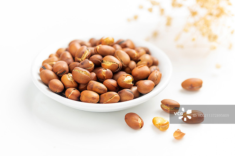 崩豆炒蚕豆特写白色背景图片素材