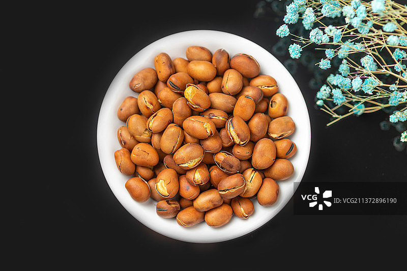 崩豆炒蚕豆特写黑色背景图片素材