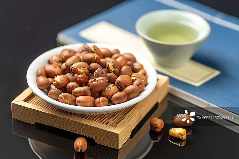 崩豆炒蚕豆特写黑色背景图片素材