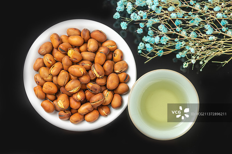 崩豆炒蚕豆特写黑色背景图片素材