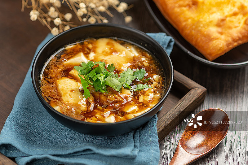 一碗豆腐脑特写木桌面背景图片素材