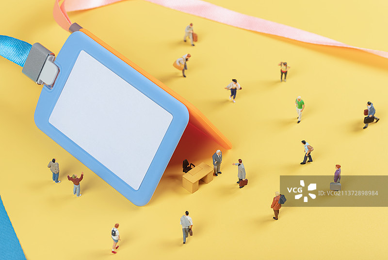 微缩创意工牌与找工作的青年图片素材