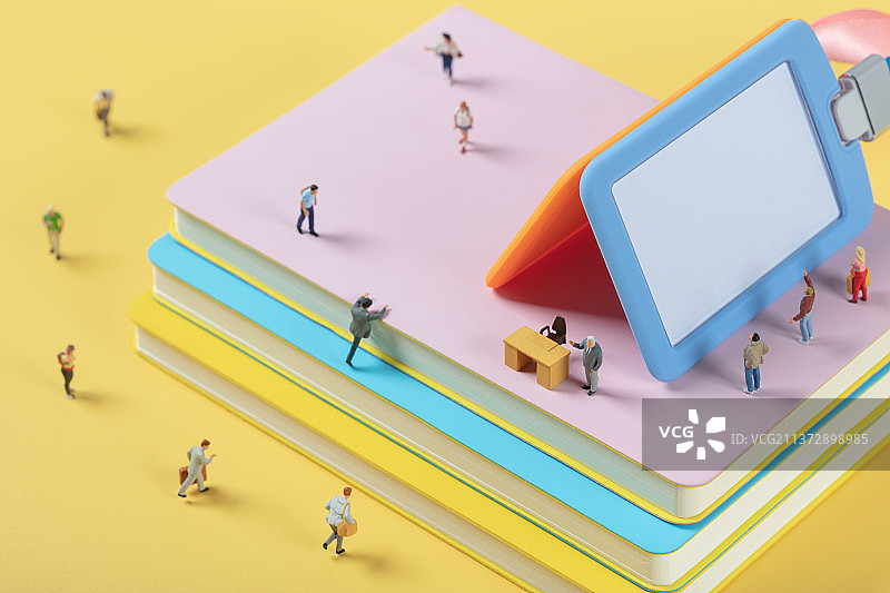 微缩创意工牌与找工作的青年图片素材