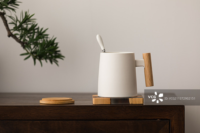 窗边桌子上的中式木盖陶瓷马克杯图片素材