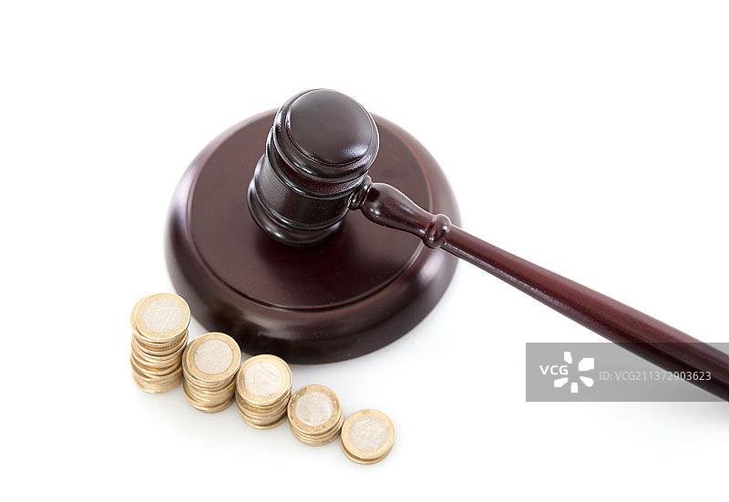 法院法锤和一排欧元硬币图片素材