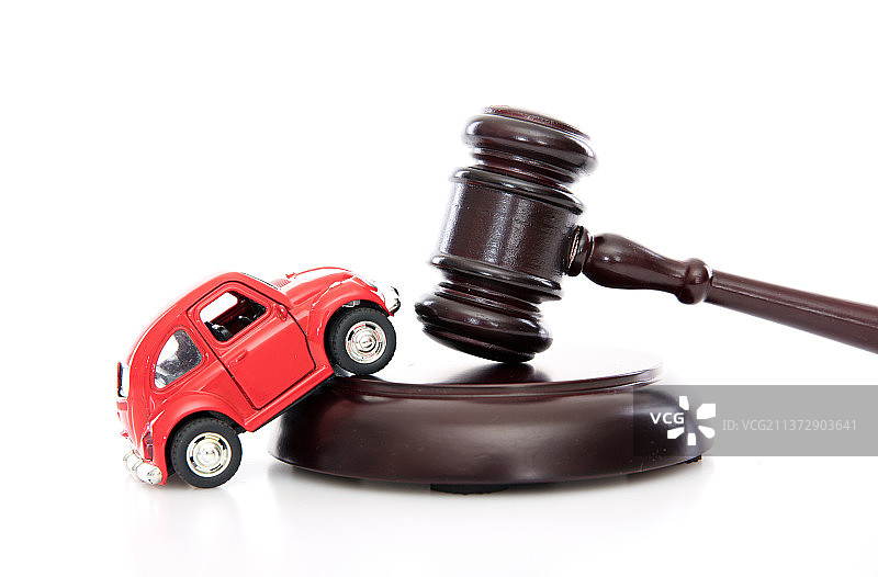 白背景上的法院法锤和小汽车模型图片素材