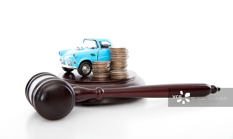 白背景上的法锤和小汽车模型及美元硬币图片素材
