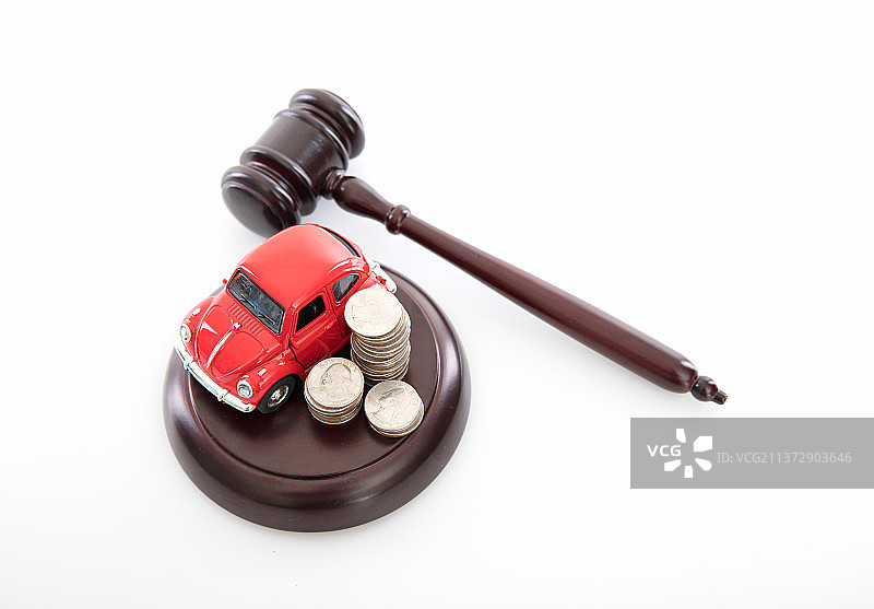 白背景上的法锤和小汽车模型及美元硬币图片素材