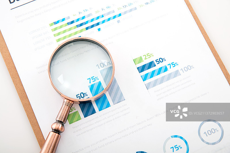 金融统计文件和一个放大镜图片素材