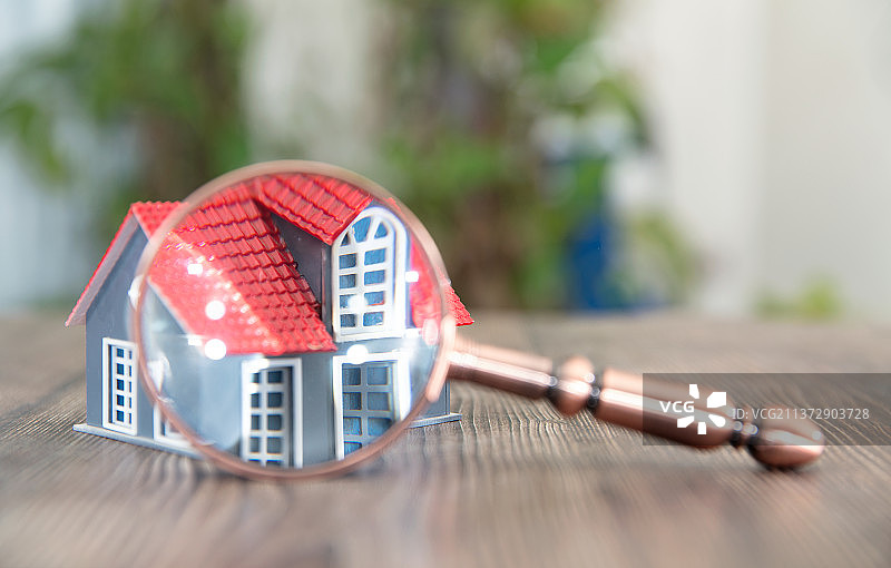 放大镜后面的小房子模型图片素材
