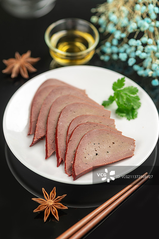 一盘酱猪肝特写黑色背景图片素材