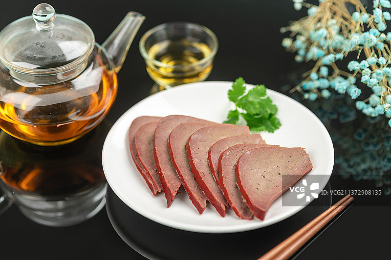 一盘酱猪肝特写黑色背景图片素材