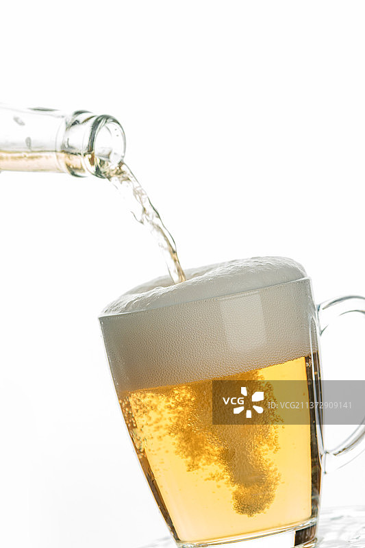 倒啤酒特写白色背景图片素材