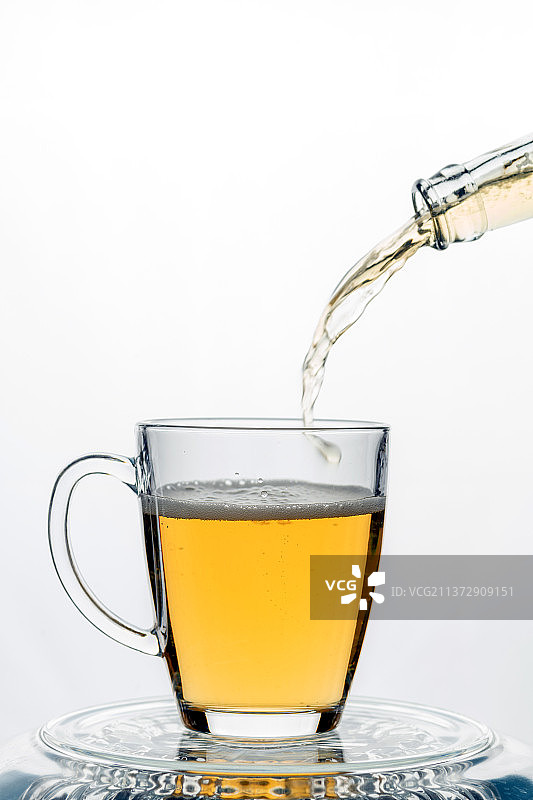 倒啤酒特写白色背景图片素材
