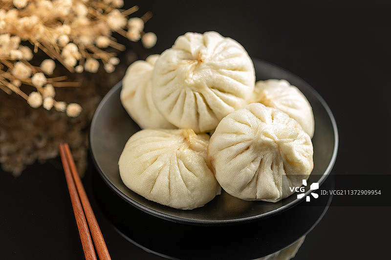包子特写黑色背景图片素材