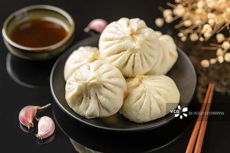 包子特写黑色背景图片素材