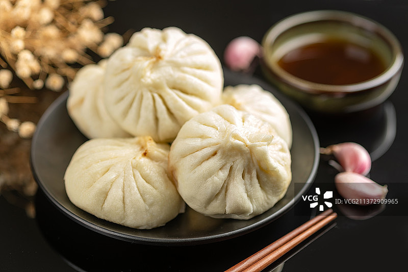 包子特写黑色背景图片素材