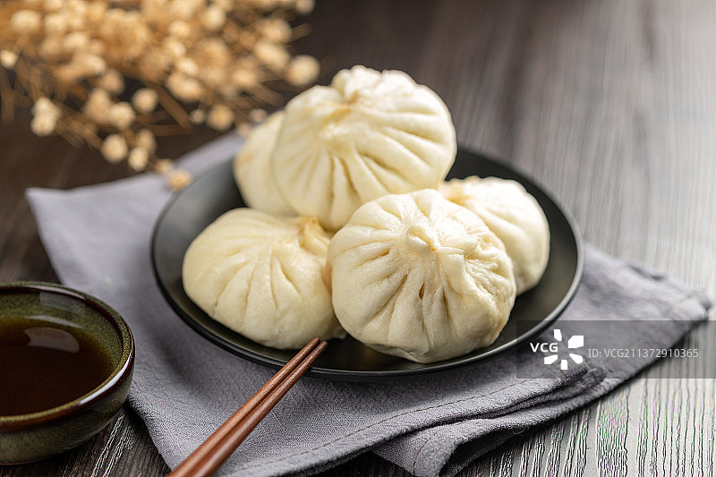 一盘包子特写木纹桌面背景图片素材