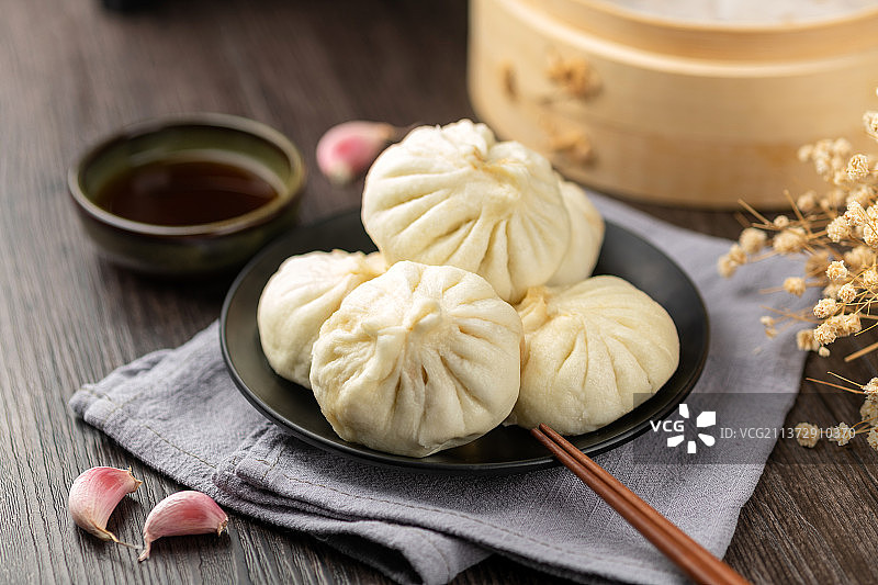 一盘包子特写木纹桌面背景图片素材