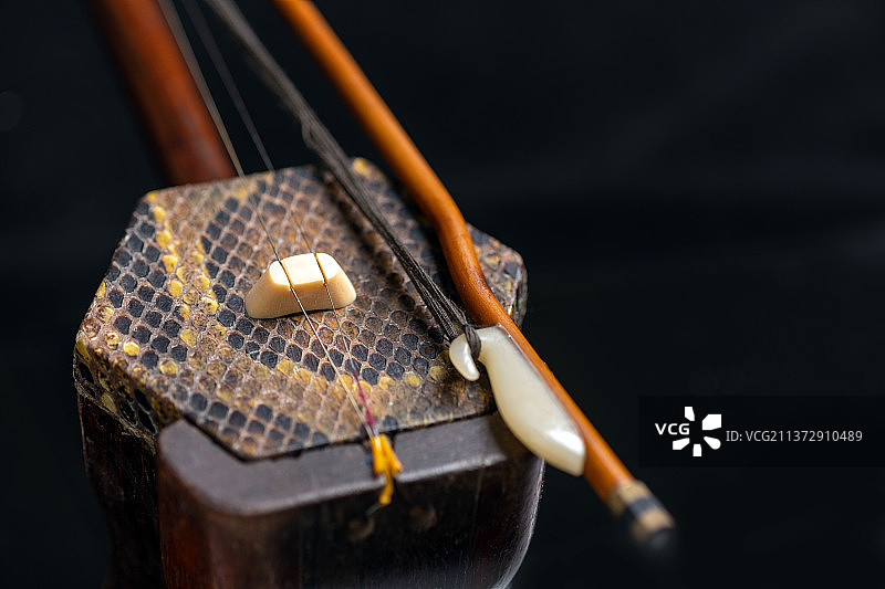 传统民乐器二胡特写黑色背景图片素材