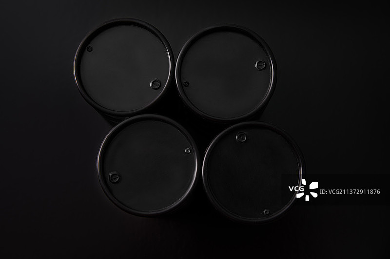 黑暗储藏区内的四个原油桶图片素材