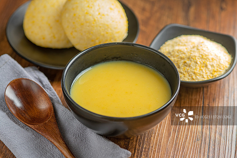 健康粗粮玉米面馒头玉米粥特写木桌面图片素材