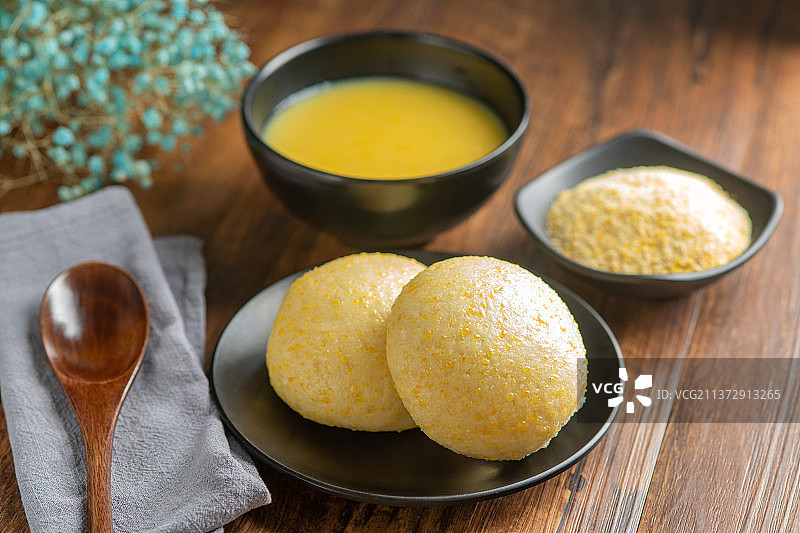 健康粗粮玉米面馒头玉米粥特写木桌面图片素材
