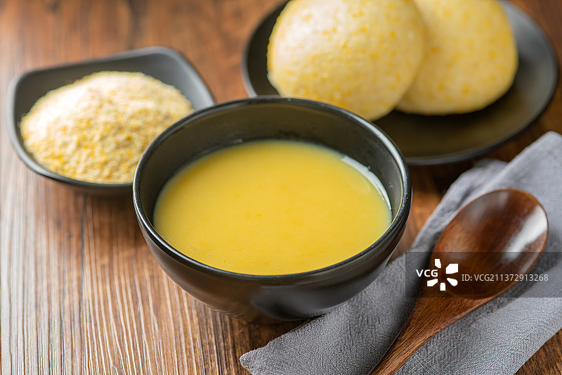 健康粗粮玉米面馒头玉米粥特写木桌面图片素材