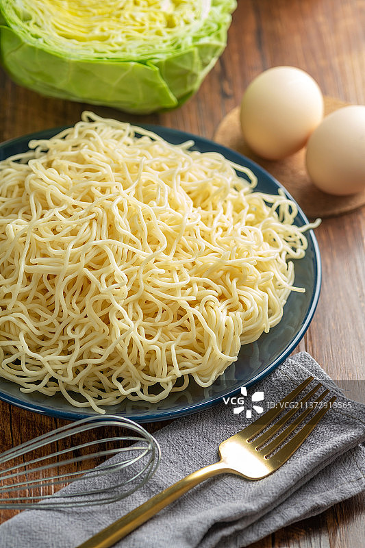 一盘炒面特写木桌面背景图片素材