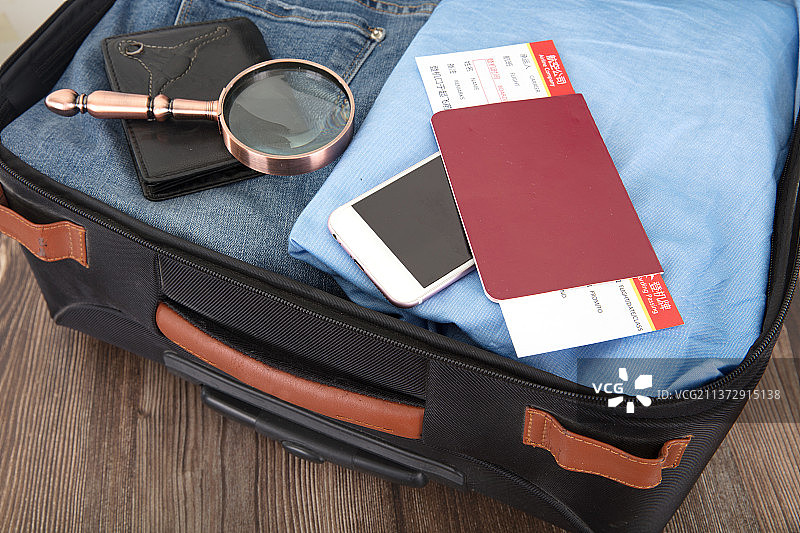 准备外出旅游收拾的行李箱图片素材