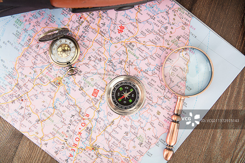 俯视桌子上的韩国地图和其它相关物品图片素材