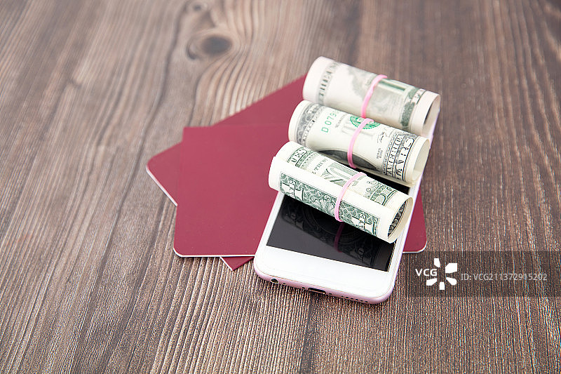 桌子上的护照和手机及所需的费用图片素材