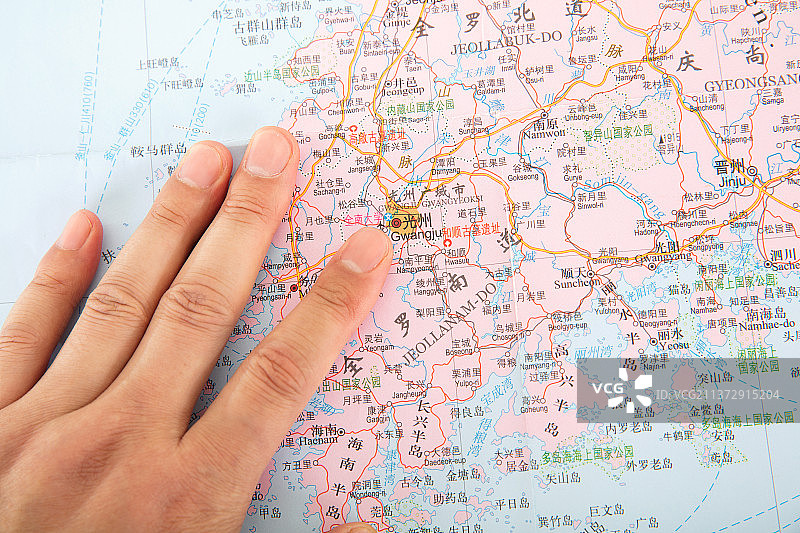 一只手指在韩国地图上光州的位置图片素材