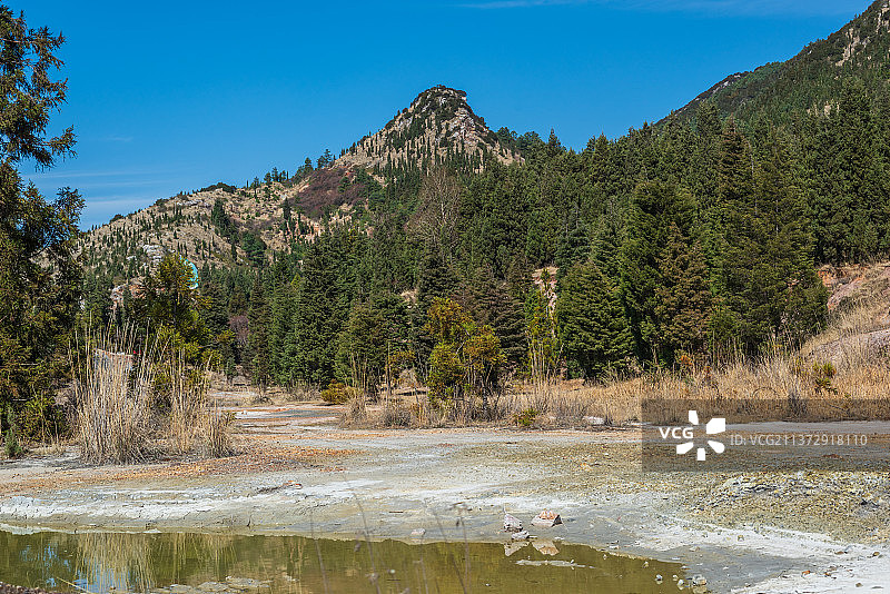 春季干旱季节的中高海拔地区森林图片素材