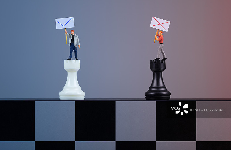 微缩创意棋盘上的舆论争议图片素材