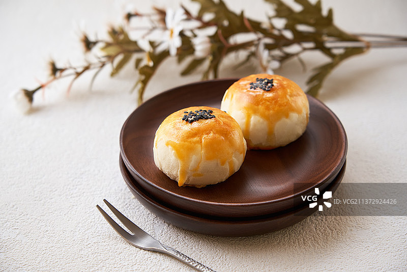 白色背景木托盘上的蛋黄酥点心图片素材