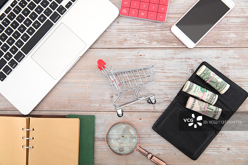 桌子上摆放着各种和网购相关的物品图片素材