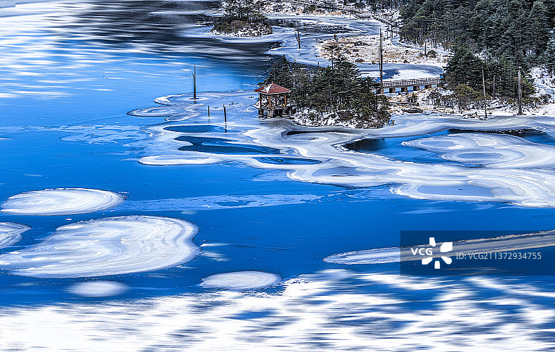 冰雪消融中的高山湖泊图片素材