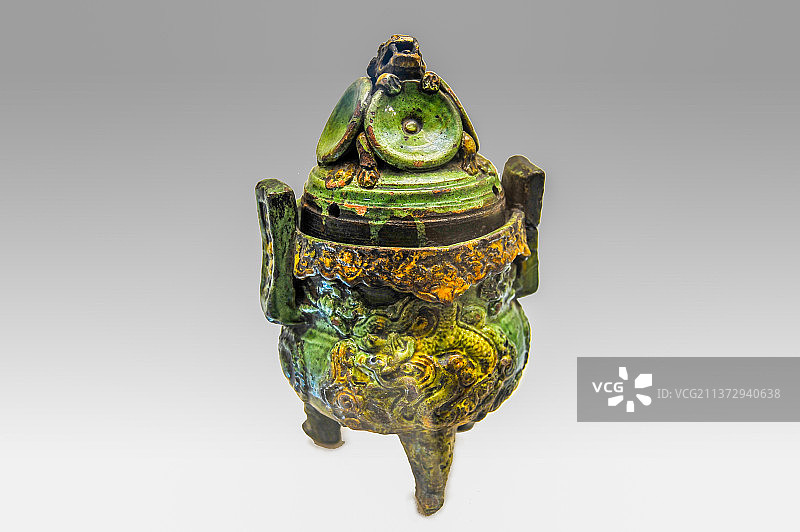 中国内蒙古赤峰博物馆元代琉璃雕花炉图片素材