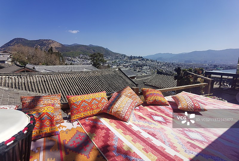 蓝天映衬下的城市景观图片素材