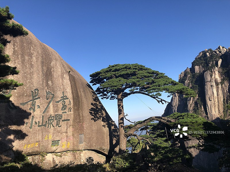 蓝天下岩层的低角度视图图片素材