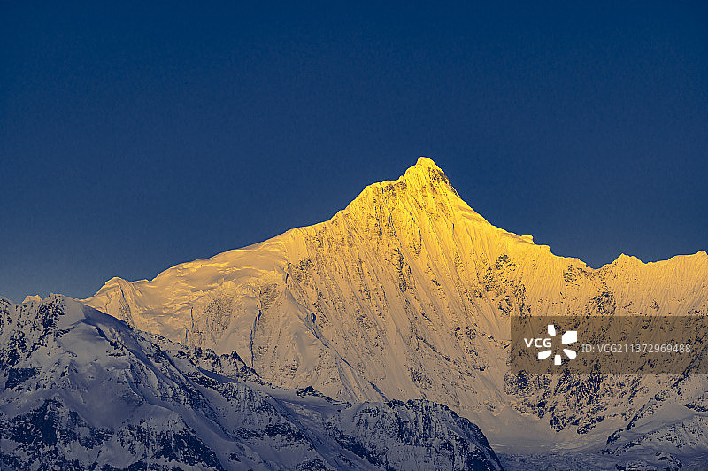 日照梅里雪山主峰—卡瓦博格图片素材