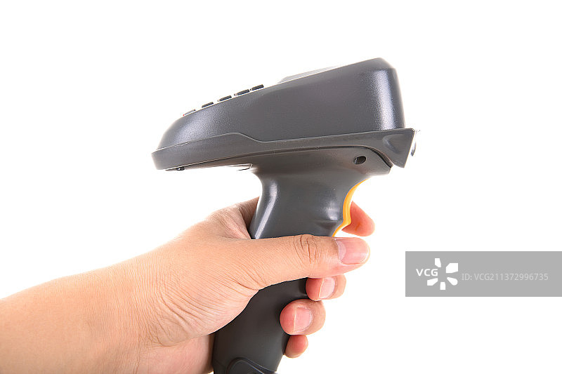 白背景前一只手拿收款扫描枪图片素材