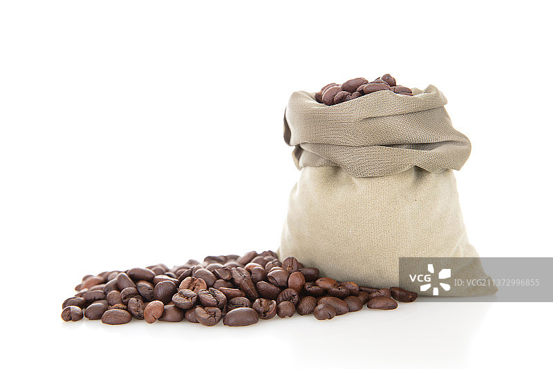 白背景上一袋咖啡豆和散落的咖啡豆图片素材