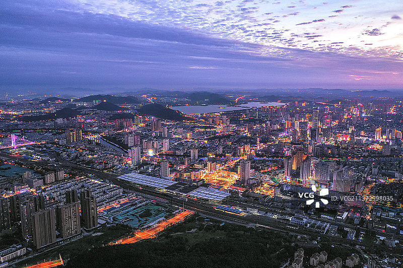 夜幕初降的徐州+江苏省徐州市鼓楼区图片素材